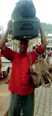 'Boja' picking up Lakhan for boy's engineering | मुलाच्या इंजिनीअरिंगसाठी लखन उचलतोय ‘बोजा’