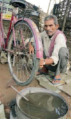 The child doctor made by automobiles | रिक्षाचालकाने बनविले मुलाला डॉक्टर