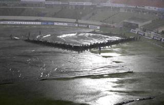 Rains batting against Bangladesh | बांग्लादेशविरुद्धच्या सामन्यात पावसाचीच बॅटींग