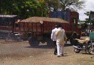 Civil strife caused by open sand traffic; Accidents also increased | उघड्या वाळू वाहतुकीमुळे नागरिक त्रस्त; अपघातही वाढले Civil strife caused by open sand traffic; Accidents also increased | उघड्या वाळू वाहतुकीमुळे नागरिक त्रस्त; अपघातही वाढले