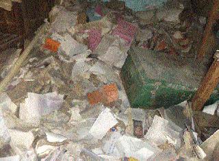 Dirt and Shrub Kingdoms Empire in the Government Office Building | शासकीय कार्यालय इमारत परिसरात घाण अन् झाडा झुडपांचे साम्राज्य Dirt and Shrub Kingdoms Empire in the Government Office Building | शासकीय कार्यालय इमारत परिसरात घाण अन् झाडा झुडपांचे साम्राज्य