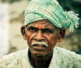 Monsoon on the threshold; Farmer builds | मान्सून उंबरठ्यावर; शेतकरी बांधावर