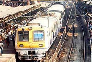 Harbor overload rail deferred | ओव्हरहेड वायर तुटल्याने हार्बर रेल्वे खोळंबली