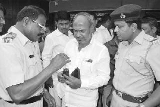 Revolver suspended 'it' license? | रिव्हॉल्व्हरचा ‘तो’ परवाना निलंबित ?