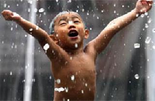 Starting school and rain | शाळा सुरू अन् पाऊसही