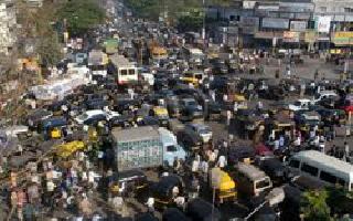 Citizen stricken by traffic jam in Daund city | दौंड शहरातील वाहतुकीच्या कोंडीमुळे नागरिक त्रस्त Citizen stricken by traffic jam in Daund city | दौंड शहरातील वाहतुकीच्या कोंडीमुळे नागरिक त्रस्त