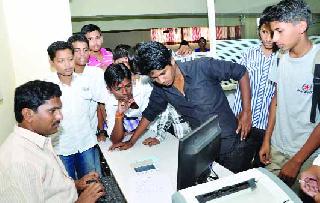 Tenth teacher smart! | दहावीत पोरं हुशार!