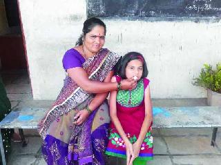 Disabled Pallavi wants to be an officer ... | अपंग पल्लवीला अधिकारी व्हायचंय...