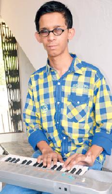 The dream of light seen by the dark eyes | अंधारलेल्या डोळयांनी पाहिले प्रकाशाचे स्वप्न