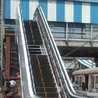 Ticket window on elevated stand | एलिव्हेटेड स्टॅण्डवरच तिकीट विंडो Ticket window on elevated stand | एलिव्हेटेड स्टॅण्डवरच तिकीट विंडो