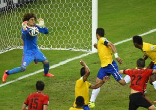 Mexican goalkeeper Ochoone blocked Brazil | मॅक्सिकोचा गोलकिपर ओचोओने ब्राझीलला रोखले