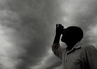 Farmer due to rain stalk: | पावसाच्या दांडीमुळे शेतक:यांची कोंडी