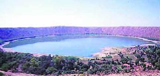 Canada's expert team will study the lorry | कॅनडाच्या तज्ज्ञांचे पथक करणार लोणार सरोवराचा अभ्यास Canada's expert team will study the lorry | कॅनडाच्या तज्ज्ञांचे पथक करणार लोणार सरोवराचा अभ्यास