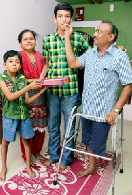 Do not say, in the air, the dream vanished me! | म्हणू नका आसवांत, स्वप्न माझे वाहून गेले!