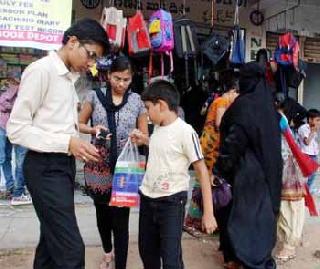 Start of shopping for school materials | शालेय साहित्य खरेदीची लगबग सुरू Start of shopping for school materials | शालेय साहित्य खरेदीची लगबग सुरू