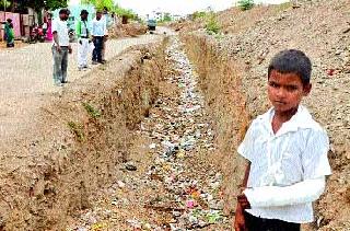 First day of school due to train potholes | रेल्वेच्या खड्ड्यांमुळे चुकला शाळेचा पहिला दिवस