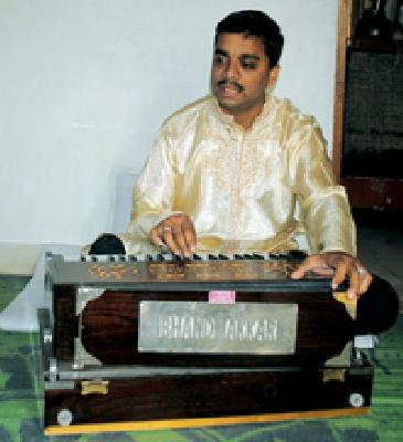 Yavatmal gives Rahul the online lessons of music | यवतमाळचा राहुल देतो संगीताचे आॅनलाईन धडे