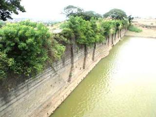 Sindkhedaraja's historical place to be in danger | सिंदखेडराजा येथील ऐतिहासिक ठेवा धोक्यात