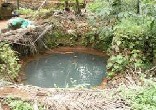 In Solapur, nine laborers got trapped under clay dust | सोलापूरमध्ये नऊ मजूर मातीच्या ढिगा-याखाली अडकले