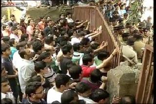 Municipality Shelter before Campa Cola | कॅम्पा कोलासमोर पालिका शरण