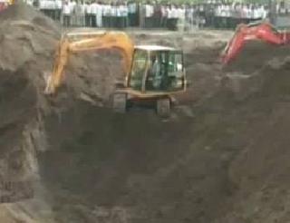 Seven laborers were buried in the well of the well | विहिरीचे कठडे ढासळून सात मजूर गाडले गेले