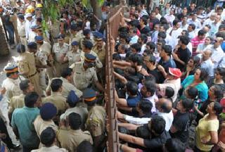 Officials: Their Coffee with Campa Cola | अधिका:यांचे कॉफी विथ कॅम्पा कोला