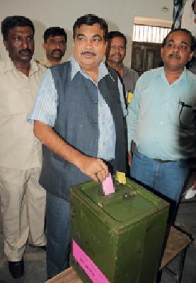 No where else, the distant center of the mess! | नाव नसल्याने तर कुठे दूरच्या केंद्रामुळे गोंधळ!