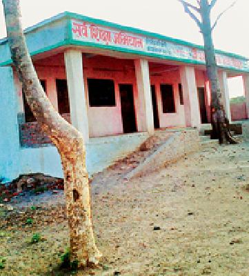 Accused of hijacking in school building | शाळा बांधकामात अपहाराचा आरोप