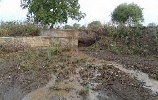 Cement collapsed in Fenpur | फणेपूरमधील सिमेंट बंधारा फुटला