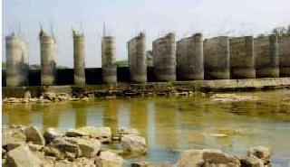 The work of the Kolhapuri bundh retraces | कोल्हापुरी बंधाऱ्याचे काम रखडले