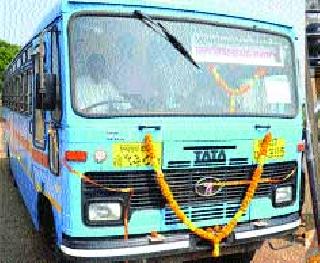 Human development buses forgot Himayantagar | मानवविकासच्या बसेसला हिमायतनगरचा विसर