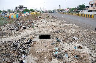 The garbage dump in the city's mouth | शहराच्या तोंडावर कचऱ्याच्या ढिगारे