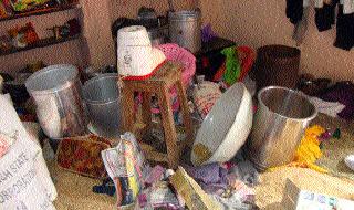 Lakhs of a lacquer with a knife | चाकूचा धाक दाखवून एक लाखाचा ऐवज लंपास Lakhs of a lacquer with a knife | चाकूचा धाक दाखवून एक लाखाचा ऐवज लंपास