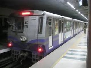 In the metro tunnel in Kolkata stuck | कोलकात्यात मेट्रो बोगद्यात अडकली