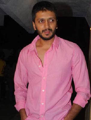 Riteish's desire to become a director | दिग्दर्शक बनण्याची रितेशची इच्छा