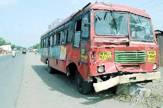 ST break break; Five passengers were injured | एसटीचे ब्रेक निकामी; पाच प्रवासी जखमी