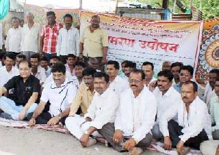 Sailot Ranchi office bearers' fast | सेलूत रा़ काँ़च्या पदाधिकाऱ्यांचे उपोषण