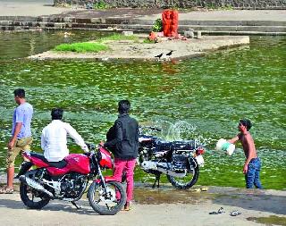 The clothes are washed even when the ban is in the boards. | मनाईचा फलक असतानादेखील कपडे धुतले जातात.