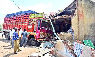 The truck hits the municipality Mhasruul | पालिका म्हसरूळ उपकार्यालयाला ट्रकची धडक