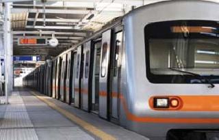 Metro expands in Kolkata for two hours | कोलकात्यात मेट्रो दोन तास खोळंबली