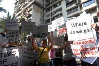 Decline to leave home after action | कारवाईनंतरही घर सोडण्यास नकार Decline to leave home after action | कारवाईनंतरही घर सोडण्यास नकार