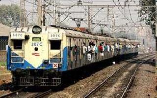 Local passengers get duplicated after double hike | लोकल प्रवाशांची दुप्पट भाडेवाढीतून अखेर झाली सुटका