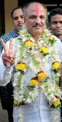 Solanki's fort is a fortress of Gadkari | सोलेंनी राखला गडकरींचा गड Solanki's fort is a fortress of Gadkari | सोलेंनी राखला गडकरींचा गड