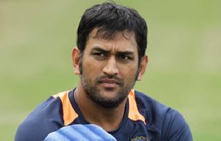 Warrant against Dhoni | धोनीच्या नावे वॉरंट