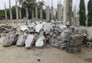 Scrap, wasteful waste of municipality in city! | भंगार,निरुपयोगी साहित्याचा नगर पालिकेत खच !