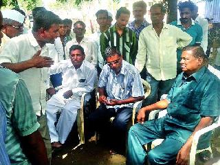 The encroachment of residents on the Nashik sugar factory's workplace | नाशिक साखर कारखाना कार्यस्थळावर रहिवाशांचा घेराव