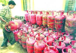 If you do not get cylinders go to the hotel! | सिलिंडर मिळत नसेल तर हॉटेलात जा !