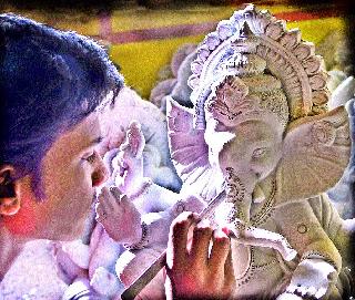 The last hand before coloring on the statue of Ganaraya | गणरायाच्या मूर्तीवर रंगकामापूर्वी अखेरचा हात