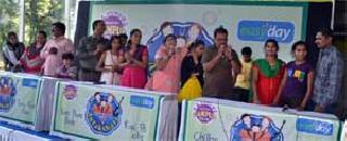 Family played 'Antakshari' | कुटुंब रंगले ‘अंताक्षरी’त