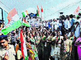 Stop the train against the ticket price hike | तिकीट दरवाढीच्या विरोधात रेल रोको